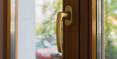 Casa con ventana de madera